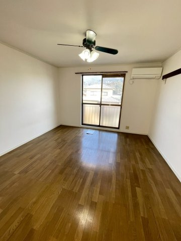 朝倉市堤のアパートの居間・リビング