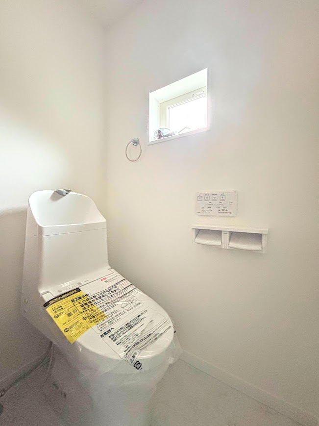 戸塚区柏尾町　新築戸建てのトイレ|◆清潔感のある白を基調とした落ち着ける空間。小窓をもうけていますので、こもりやすい空気の入れ替えも簡単に行えますね！
