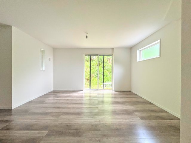 戸塚区柏尾町　新築戸建ての居間・リビング|◆家族で食卓を囲むダイニングスペースと、ソファでゆったりくつろぐリビングスペースがしっかり区切られているので家具の配置や用途を使いわけしやすいです。