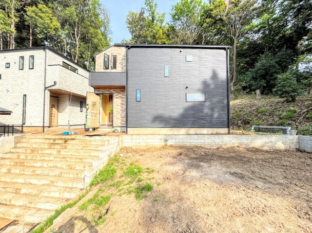 戸塚区柏尾町　新築戸建ての外観|◆一戸建てを中心とした街並みが整然と続き、周辺は高い建物が建っていないので、緑の多い閑静な趣を感じる環境です。街並みや周辺環境も重要なポイントです！！