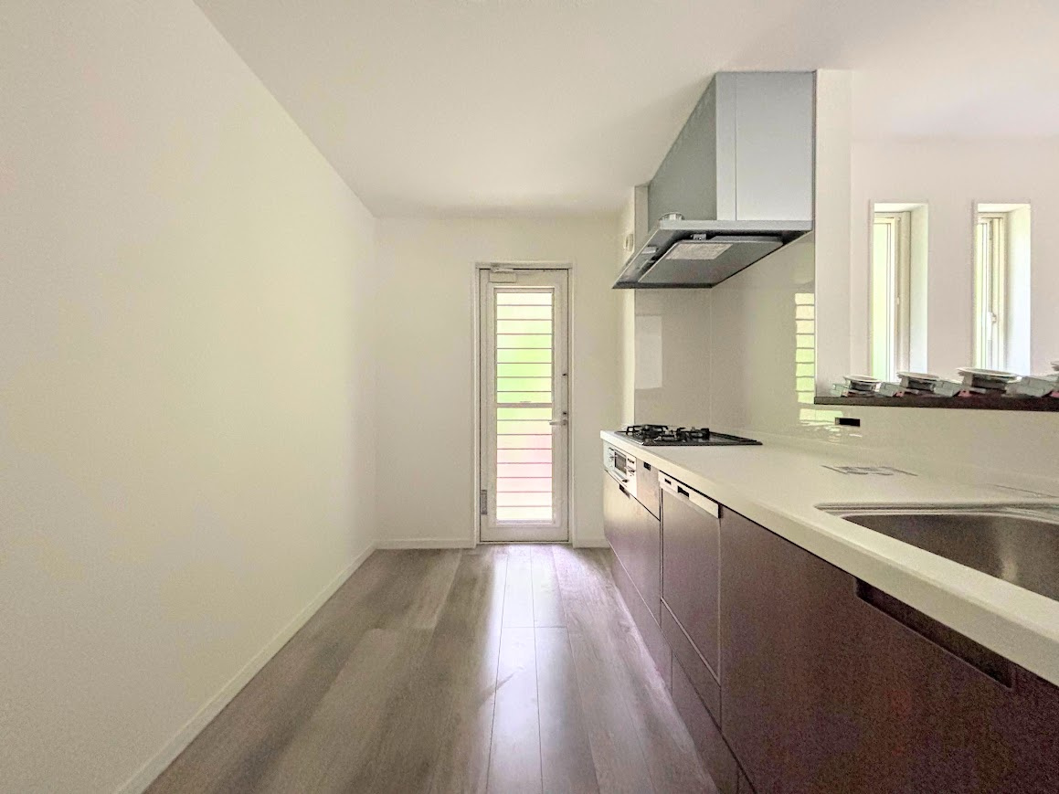 戸塚区柏尾町　新築戸建てのキッチン|◆キッチンからダイニングやリビングが見渡せるキッチン。料理をしながら家族とコミュニケーションをとれるだけでなく、大きな開放感も得られることができます。