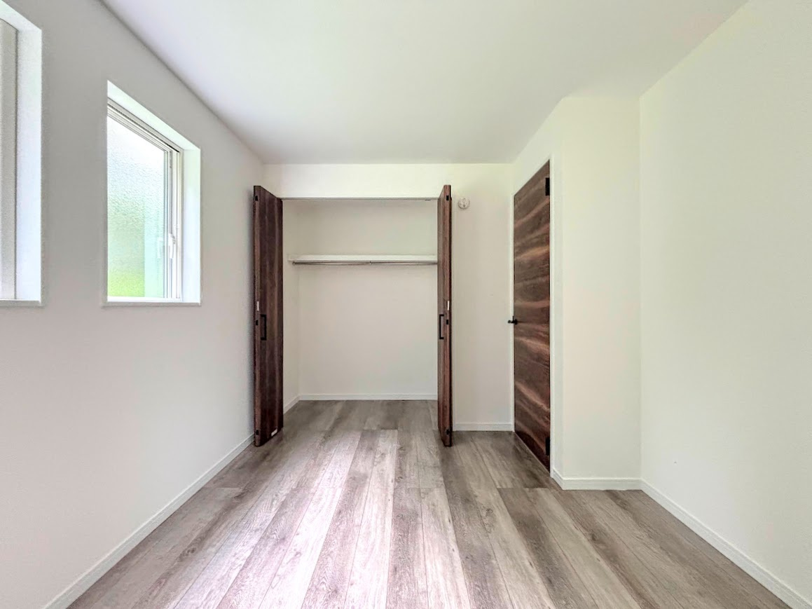 戸塚区柏尾町　新築戸建ての洋室|◆柔らかい陽光が差し込む明るいお部屋を演出する設計。彩光の取れる窓が気持ちの良いお部屋を創り上げます。