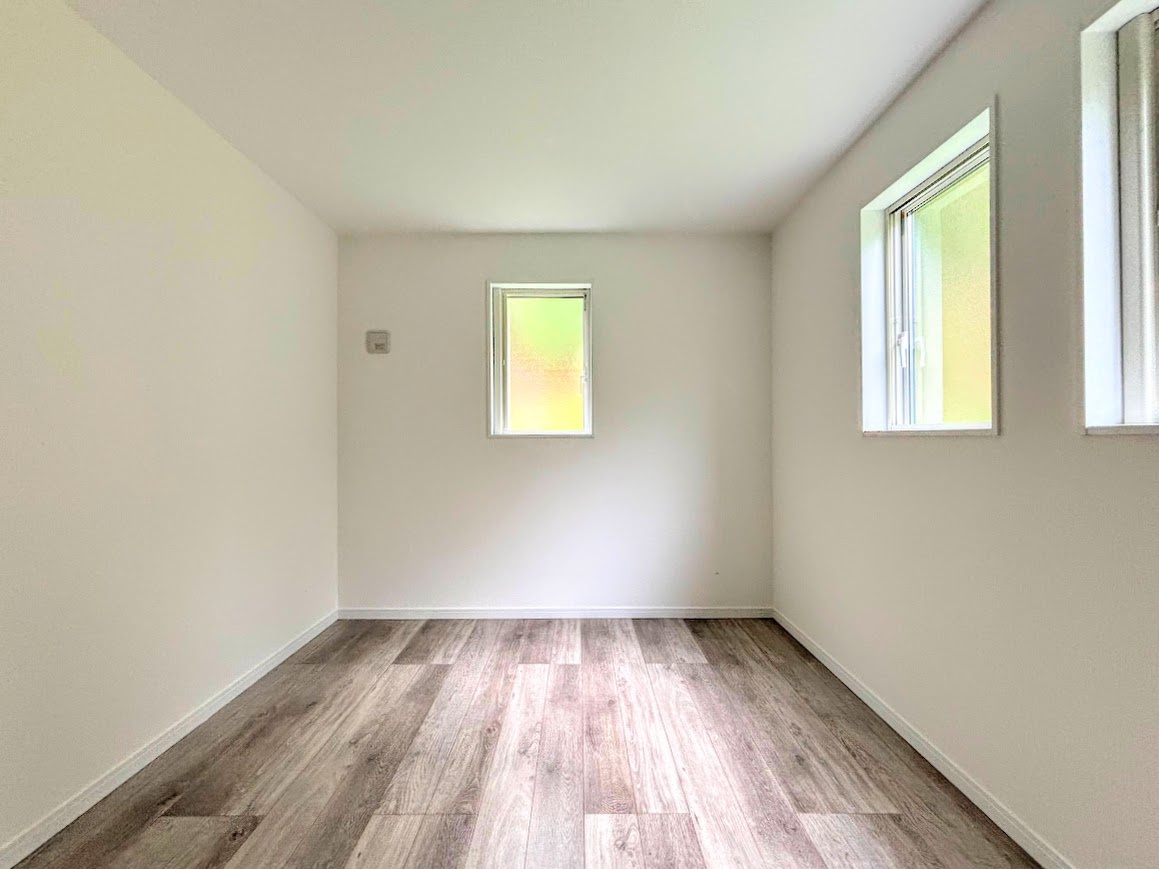 戸塚区柏尾町　新築戸建ての洋室|◆室内はいつも明るい印象なので気持ちの良い朝を迎えられます。各部屋にはクローゼットを完備しており、収納が多いお家はすっきりして快適空間です。