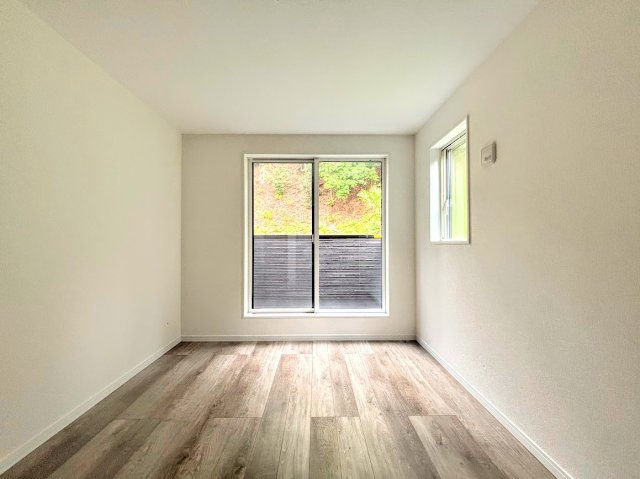 戸塚区柏尾町　新築戸建ての洋室|◆室内はいつも明るい印象なので気持ちの良い朝を迎えられます。各部屋にはクローゼットを完備しており、収納が多いお家はすっきりして快適空間です。