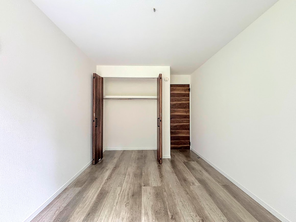 戸塚区柏尾町　新築戸建ての洋室|◆子どものスタディ空間として、あるいは書斎やホビールームとして生活スタイルに合わせて使えるプライベートルーム。居心地のいい落ち着いたインテリアが似合います。