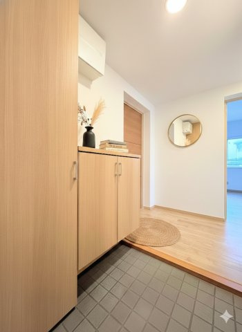 コスモ戸塚リベラヒルズＣ棟の玄関|◆明るい玄関です！散らかりやすい玄関もスッキリする大容量のシューズボックス付き。(家具はイメージ写真です）
