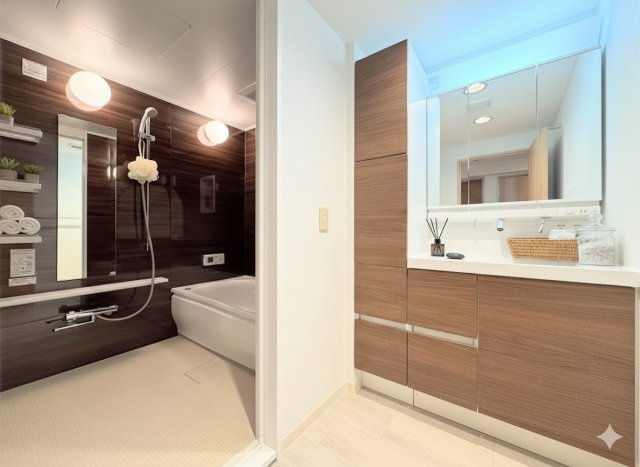 コスモ戸塚リベラヒルズＣ棟の脱衣所|◆毎日使う場所だから、機能的で使いやすさに配慮したパウダールーム。すっきりと使えるように収納も豊富にご用意しています。(家具はイメージ写真です）
