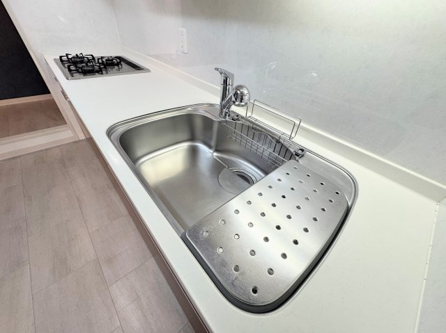 コスモ戸塚リベラヒルズＣ棟のキッチン|◆広々したキッチンシンク。洗い物が多い時にも快適にご利用いただけます。