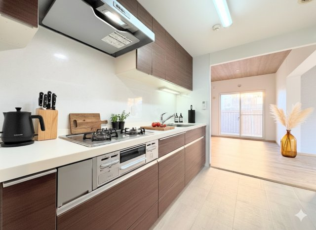 コスモ戸塚リベラヒルズＣ棟のキッチン|◆キッチンからダイニングが見渡せるキッチン。料理をしながら家族とコミュニケーションをとれるだけでなく、大きな開放感も得られることができます。(家具はイメージ写真です）
