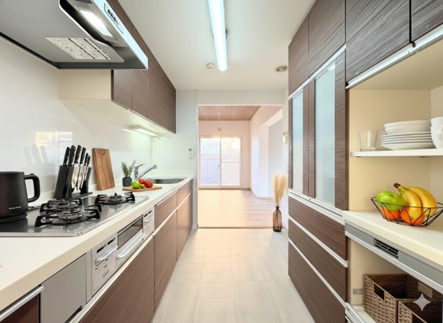 コスモ戸塚リベラヒルズＣ棟のキッチン|◆デザイン性と機能性を兼ね備えたキッチンです。リビングスペースとの一体感が生まれ、広々空間を演出してくれます。(家具はイメージ写真です）
