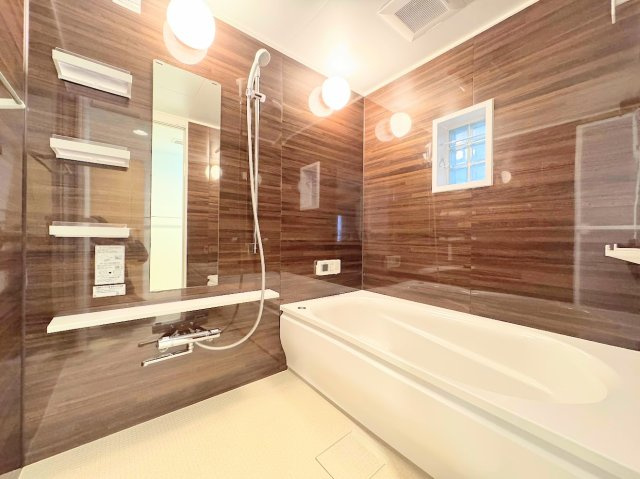 コスモ戸塚リベラヒルズＣ棟の浴室|◆デザイン性と機能性を兼ね備えたキッチンです。リビングスペースとの一体感が生まれ、広々空間を演出してくれます。(家具はイメージ写真です）
