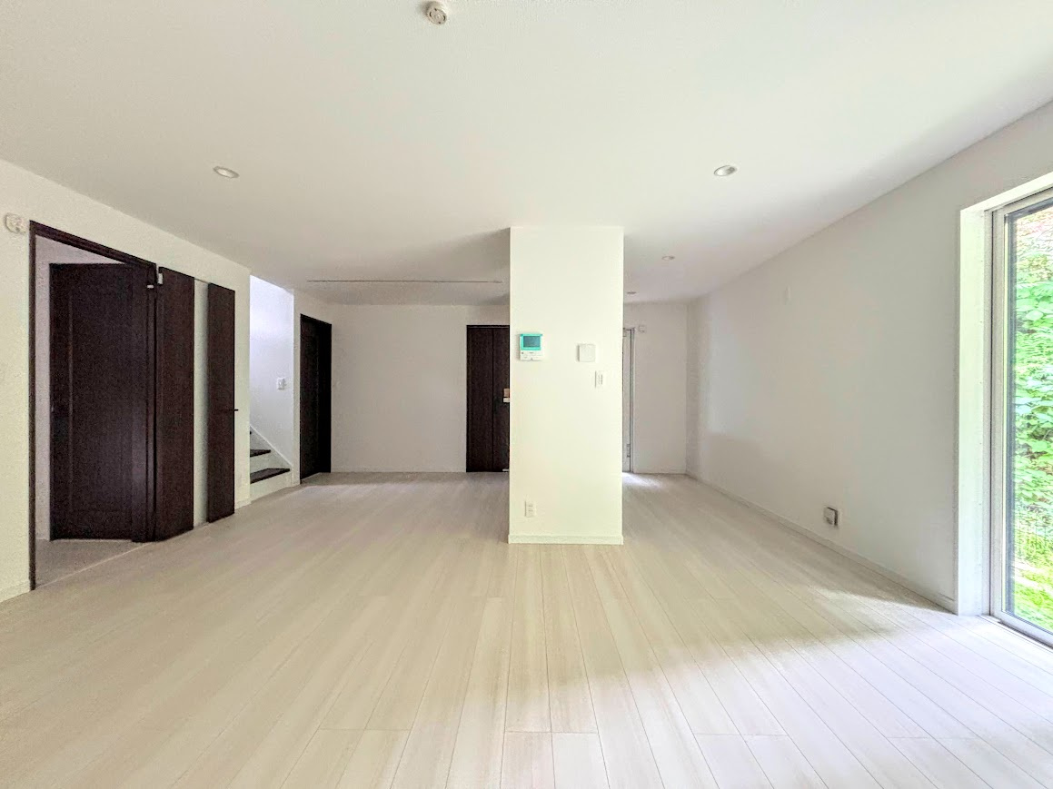 戸塚区柏尾町　新築戸建ての洋室|◆一家だんらんのスペースとなるＬＤＫ。窓から明るい光が差し込み、思わず家族の会話も弾む快適な空間。