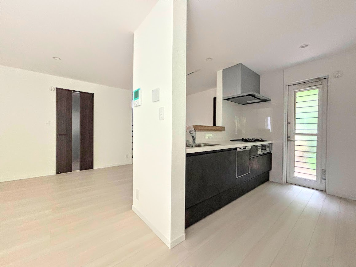 戸塚区柏尾町　新築戸建てのキッチン|◆キッチンからダイニングやリビングが見渡せるキッチン。料理をしながら家族とコミュニケーションをとれるだけでなく、大きな開放感も得られることができます。