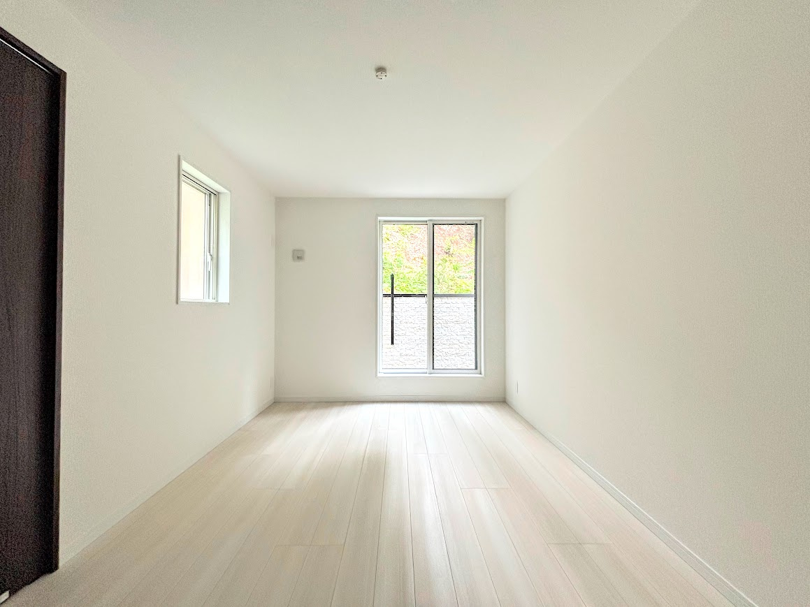 戸塚区柏尾町　新築戸建ての洋室|◆室内はいつも明るい印象なので気持ちの良い朝を迎えられます。各部屋にはクローゼットを完備しており、収納が多いお家はすっきりして快適空間です。