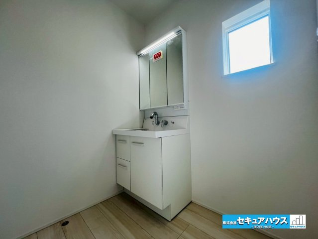 【本日ご案内可能】日進市藤塚1丁目　全1棟の独立洗面台|【洗面台】
◆鏡の裏にはたっぷりと収納スペースを標準装備！
◆電源を付属しているのでドライヤーなど利用できます。
◆洗面台下にも収納スペースがあるため洗剤やシャンプーのストックを入れられます。　　　　