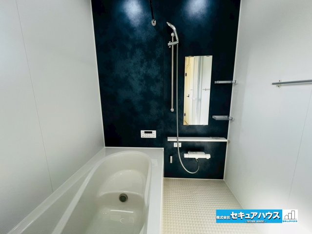 【本日ご案内可能】日進市藤塚1丁目　全1棟の浴室|【浴室】
◆アクセントパネルで落ち着きのある雰囲気を演出します。毎日の疲れを癒やすバスタイムをお楽しみ下さい！
◆窓付きで、カビの繁殖を抑える効果があります。
◆追い炊き機能を備えたオートバスです。　