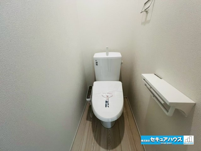 【本日ご案内可能】日進市藤塚1丁目　全1棟のトイレ|【高機能トイレ】
◆高機能トイレの多くは便器のフタの開閉が自動であり、使用後に手動で水を流す面倒もなく非常に便利です。スタイリッシュな見た目で、お掃除しやすく、節水効果が高いです。　　　　　　　　　　