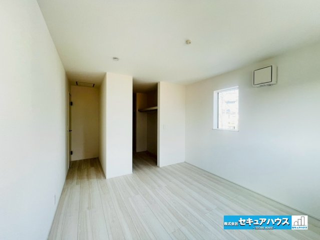 【本日ご案内可能】日進市藤塚1丁目　全1棟の洋室|【洋室8帖】
◆広々とした居住空間は日々の暮らしを彩り、心のやすらぎと満足感を与えてくれます。通風と採光を考慮した設計は子供たちはのびのび育ち、家族でくつろぎと団らんを生み出します。　　　　　　　　　