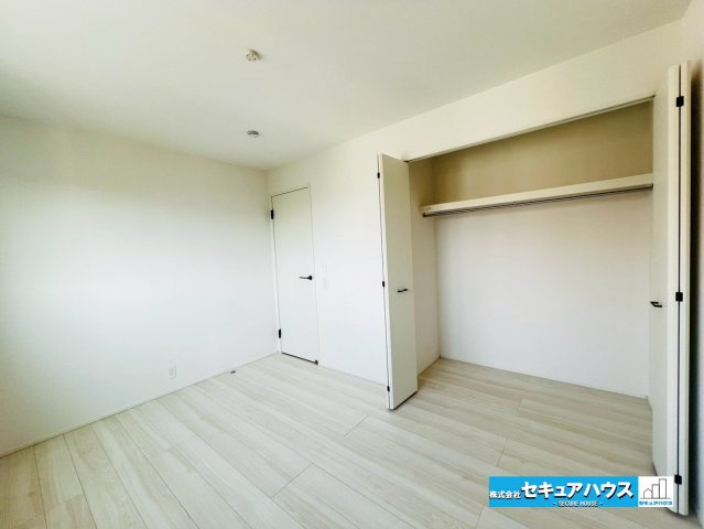 【本日ご案内可能】日進市藤塚1丁目　全1棟の洋室|【洋室6帖】
◆家族一人ひとりの大切なプライベート空間。趣味に合わせて使って頂けるようシンプルに仕上げてあります。暮らし心地を大きく左右する収納を、適材適所に配置し使い勝手を考慮しました。　　　　