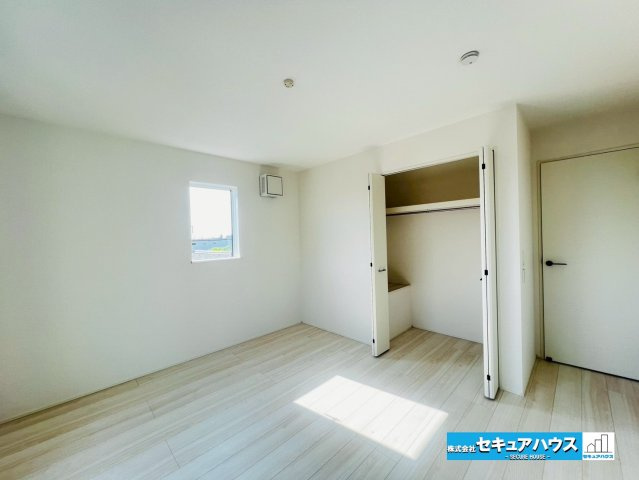【本日ご案内可能】日進市藤塚1丁目　全1棟の洋室|【洋室7.5帖】
◆お子様のお部屋や主寝室、来客時の宿泊室、趣味のお部屋としてもご利用いただけます。
◆全居室収納付きのため、各居室ごとにお洋服や荷物を収納できます。　　　　　　　　　　　　　　　　　