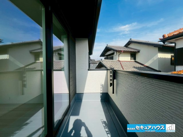 【本日ご案内可能】日進市藤塚1丁目　全1棟のバルコニー|【バルコニー】
◆見晴らしもよく、太陽の温かな温もりをめいっぱい受け止めてくれます。
太陽の光と爽やかな風を受けたお洗濯物はあっという間に乾き、取りこむ時には太陽の匂いを感じられそうですね。　　　　　