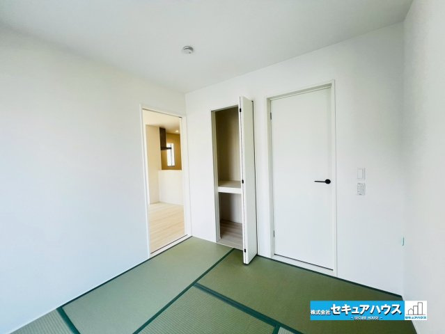 【本日ご案内可能】日進市藤塚1丁目　全1棟の和室|【和室4.5帖】
◆リビングに続く和室はお子様の遊び場や寝転ぶスペース、客間としても利用できるため汎用性の高いお部屋です。
◆将来にも階段の上り下りが不要なお部屋として役立ちます。　　　　　　　　　　
