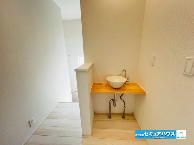 【本日ご案内可能】日進市藤塚1丁目　全1棟の独立洗面台|【2階洗面台】
◆2階にも洗面スペースがございます。朝の混雑緩和や2階での身支度・家事動線の効率化が最大メリットです。夜間のトイレ手洗いや、将来の介護・二世帯同居時にも重宝し生活の利便性が向上します。