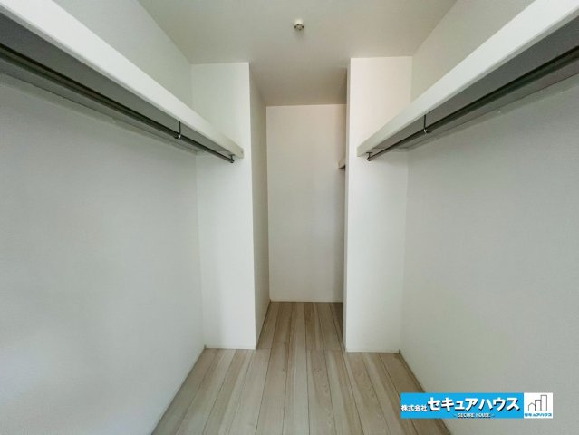 【本日ご案内可能】日進市藤塚1丁目　全1棟の収納|【ウォークインクローゼット】
◆広々としたスペースになっております。両側ハンガーパイプが設置されているためお洋服やお荷物を沢山収納することが可能です♪　　　　　　　　　　　　　　　　　　　　　　　　　