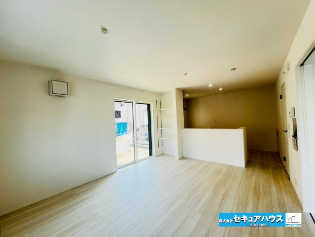 【本日ご案内可能】日進市藤塚1丁目　全1棟の居間・リビング|【LDK15帖】
◆南向き×2面の窓のため日当たり・通風共に良好です♪
◆白基調のため家具が選びやすく、自分好みの空間を作りやすいのが魅力です。　　　　　　　　　　　　　　　　　　　　　　　　　　　　