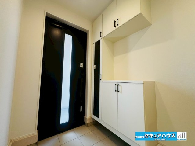 【本日ご案内可能】日進市藤塚1丁目　全1棟の玄関|【玄関】
◆光が差し込み明るい設計です！
◆玄関には、収納力のあるシューズボックスがございます。玄関まわりがすっきり片付きます。
◆ダブルロックキーで防犯面も安心♪　　　　　　　　　　　　　　　　　　