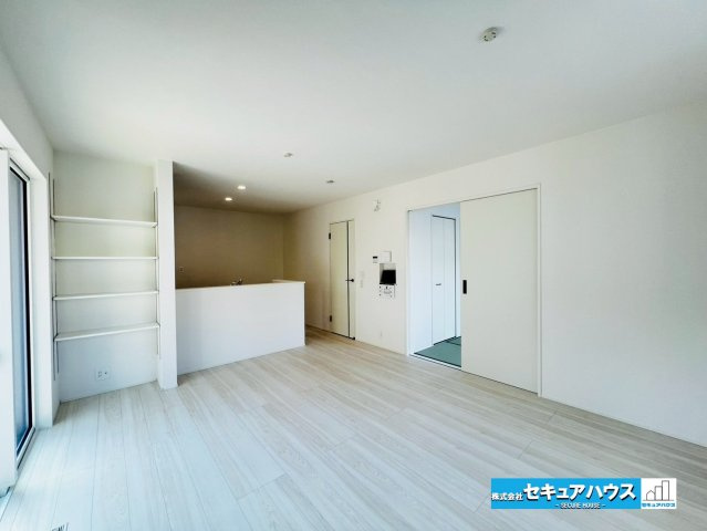 【本日ご案内可能】日進市藤塚1丁目　全1棟の居間・リビング|【LDK15帖】
◆対面式のオープンキッチンは、家事をしながら家族の様子が一目でわかる安心＆便利設備♪
◆収納棚付きのリビングです。家族の写真や趣味のものを飾ることができます。　　　　　　　　　　　　