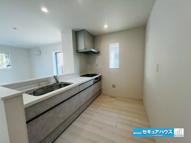 【本日ご案内可能】日進市藤塚1丁目　全1棟のキッチン|【キッチン】
◆キッチンの窓は調理中のニオイや煙、熱気を効率的に排出できる高い換気能力があります。
◆床下収納には飲み物やお米のストックを入れることが可能です。　　　　　　　　　　　　　　　　　　　　
