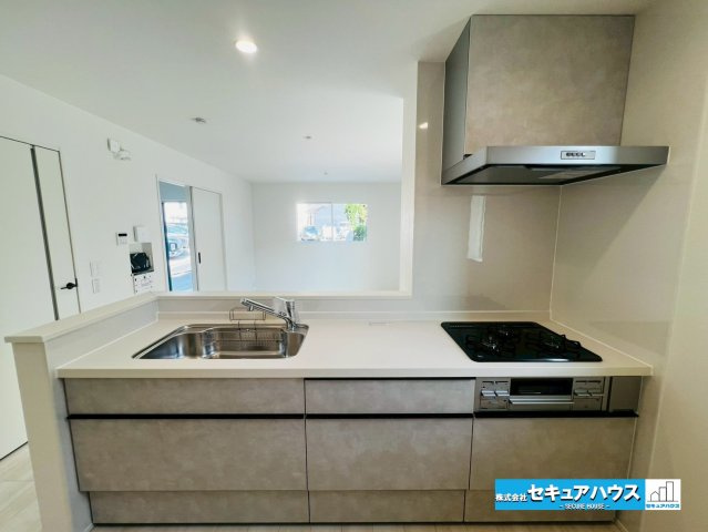 【本日ご案内可能】日進市藤塚1丁目　全1棟のキッチン|【キッチン】
◆同時にたくさんの料理が調理できる3口コンロ。「焼く・蒸す・煮る」の工程を同時進行で進めることができるので、料理を素早く作ることができます。育児でバタバタ忙しいママに嬉しい♪　　　　　　
