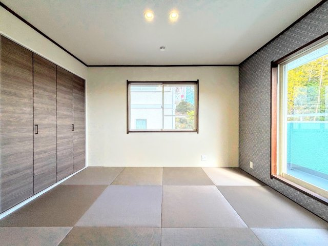 戸塚区名瀬町　中古戸建て　第2の和室|◆室内はいつも明るい印象なので気持ちの良い朝を迎えられます。各部屋にはクローゼットを完備しており、収納が多いお家はすっきりして快適空間です。
