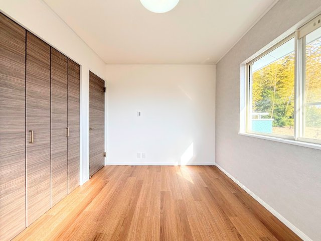 戸塚区名瀬町　中古戸建て　第2の洋室|◆気持ちの良い風が室内へ入り込む居室。家具を配置しても広々ご利用いただけます！！
