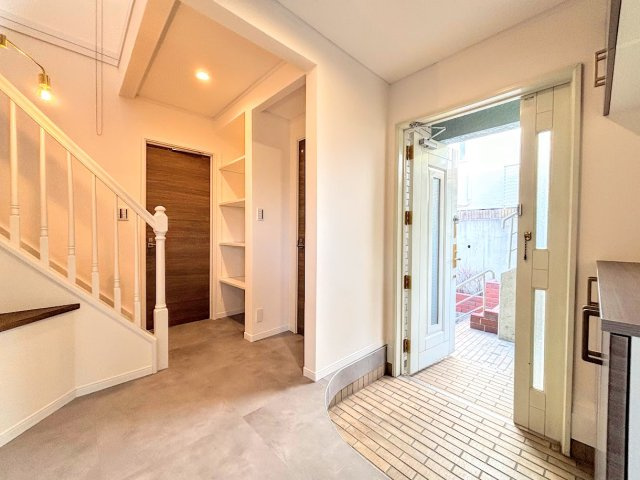 戸塚区名瀬町　中古戸建て　第2の玄関|◆明るい玄関です！散らかりやすい玄関もスッキリする大容量のシューズボックス付き。
