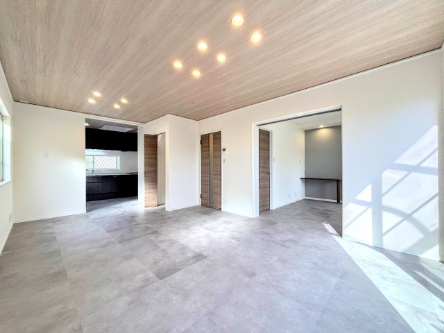 戸塚区名瀬町　中古戸建て　第2の居間・リビング|◆ご家族の会話がはずむ、開放的なＬＤＫです。休日はお陽さまの光をたっぷりととりこめるぽかぽかリビングで過ごしませんか？
