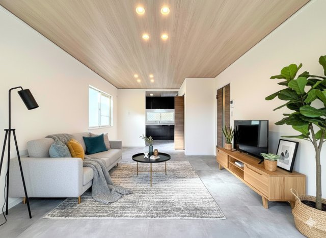 戸塚区名瀬町　中古戸建て　第2の居間・リビング|◆家族で食卓を囲むダイニングスペースと、ソファでゆったりくつろぐリビングスペースがしっかり区切られているので家具の配置や用途を使いわけしやすいです。
