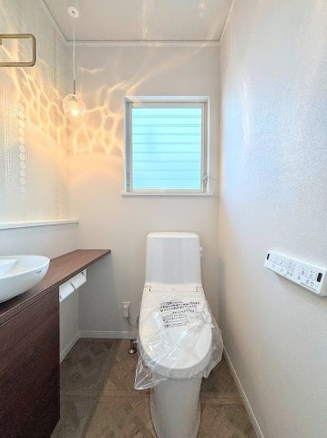 戸塚区名瀬町　中古戸建て　第2のトイレ|◆清潔感のある白を基調とした落ち着ける空間。小窓をもうけていますので、こもりやすい空気の入れ替えも簡単に行えますね！
