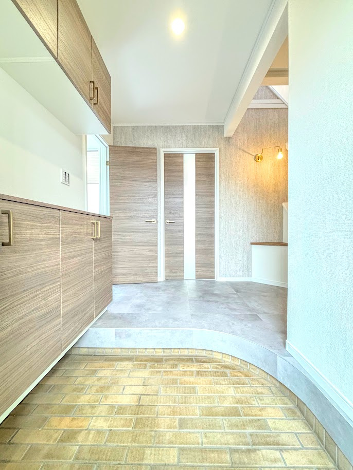 戸塚区名瀬町　中古戸建て　第2の玄関|◆光の渦が溢れた明るい玄関ホール。「おかえり」と「ただいま」が交差するお家の顔とも言える場所は爽やかで心地良い空間となっています。
