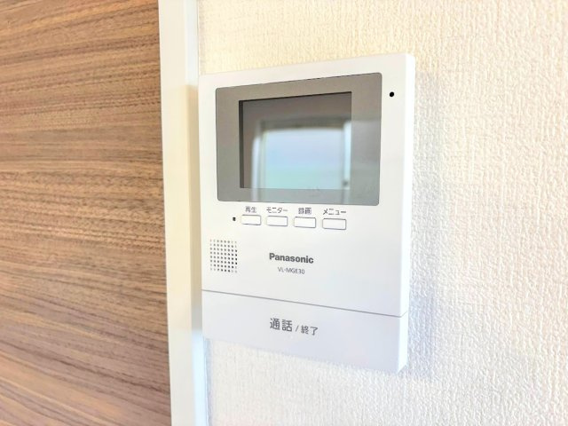 戸塚区名瀬町　中古戸建て　第2の設備|◆玄関に行かなくても来訪者が確認でき、ハンズフリーで会話をすることが出来ます。モニターを確認する事によって防犯効果も高まります。
