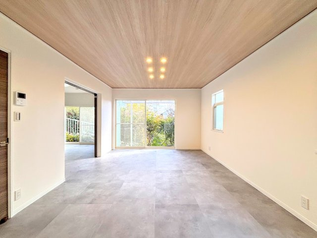 戸塚区名瀬町　中古戸建て　第2の居間・リビング|◆一家だんらんのスペースとなるＬＤＫ。窓から明るい光が差し込み、思わず家族の会話も弾む快適な空間。
