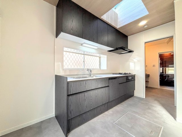 戸塚区名瀬町　中古戸建て　第2のキッチン|◆デザイン性と機能性を兼ね備えたキッチンです。リビングスペースとの一体感が生まれ、広々空間を演出してくれます。
