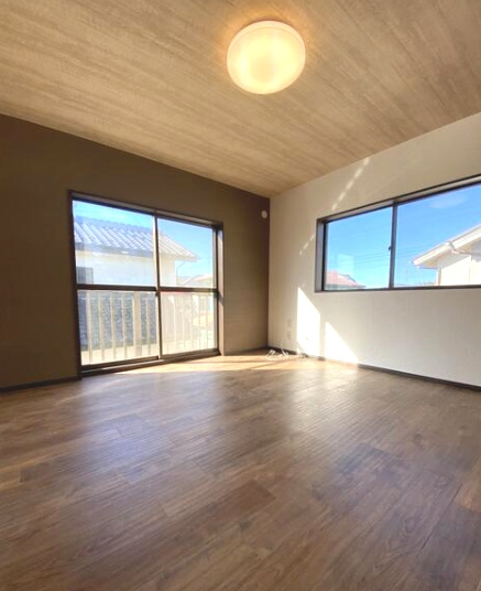 八街市泉台　中古戸建の洋室|内外装リフォーム済み令和7年 JR総武本線榎戸駅徒歩約15分 駐車4台 吹抜け システムキッチン新品