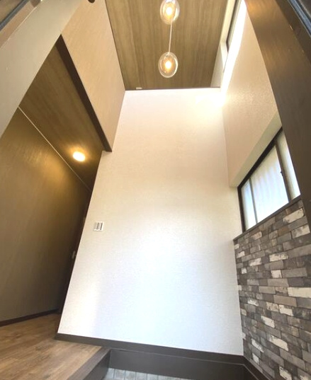 八街市泉台　中古戸建の玄関|内外装リフォーム済み令和7年 JR総武本線榎戸駅徒歩約15分 駐車4台 吹抜け システムキッチン新品