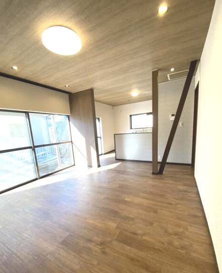 八街市泉台　中古戸建の居間・リビング|内外装リフォーム済み令和7年 JR総武本線榎戸駅徒歩約15分 駐車4台 吹抜け システムキッチン新品