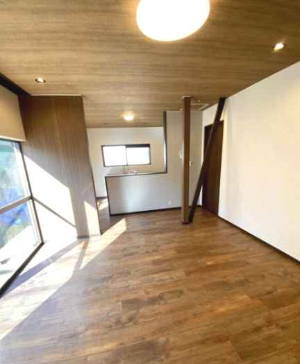 八街市泉台　中古戸建の居間・リビング|内外装リフォーム済み令和7年 JR総武本線榎戸駅徒歩約15分 駐車4台 吹抜け システムキッチン新品