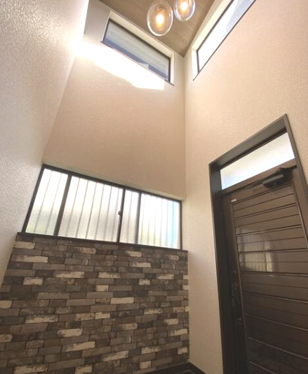 八街市泉台　中古戸建の玄関|内外装リフォーム済み令和7年 JR総武本線榎戸駅徒歩約15分 駐車4台 吹抜け システムキッチン新品