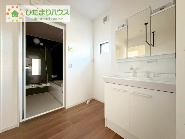【独立洗面台】 | つくば市今鹿島9期　新築戸建　全3棟 | 三面鏡の大きな鏡は憧れます(^^♪
鏡の後ろは収納となっていて、細かいものでも収納できるのでスッキリと整理できます！