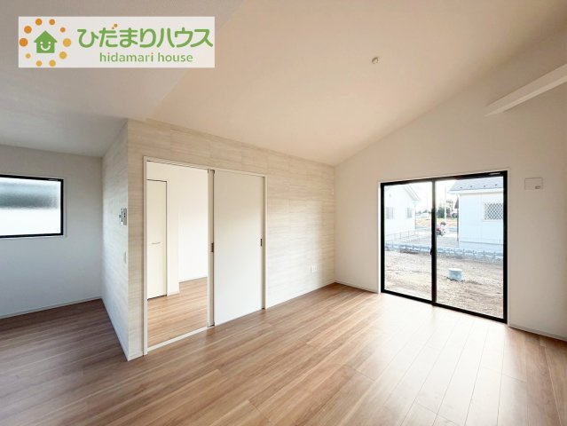 【居間・リビング】 | つくば市今鹿島9期　新築戸建　全3棟 | リビングの窓からはあたたかな日差しが差し込みます(*'▽')